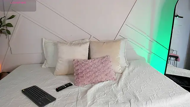 Snapshot of alanarouge chatting on 5, 12, 2025 alanarouge online show from 5, 12, 2025