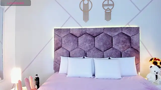 aurora collinss  online show from 30, 10, 2025