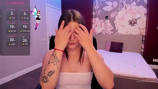 Snapshot of ElinaMils chatting on 8, 10, 2025 ElinaMils online show from 8, 10, 2025