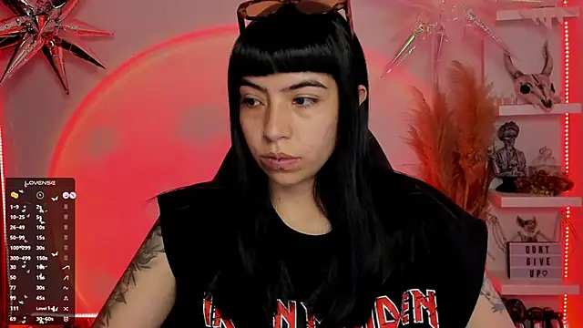 Saraa Desiree online show from 5, 3, 2025