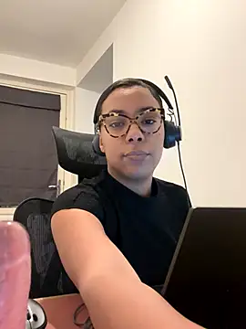 Snapshot of Melia_Rayne chatting on 3, 12, 2025 Melia Rayne online show from 3, 12, 2025