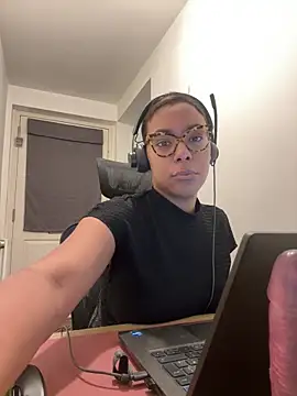 Snapshot of Melia_Rayne chatting on 15, 12, 2025 Melia Rayne online show from 15, 12, 2025