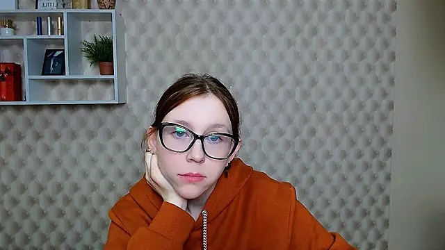 Snapshot of _MiraGold_ chatting on 12, 11, 2025 MiraGold online show from 12, 11, 2025