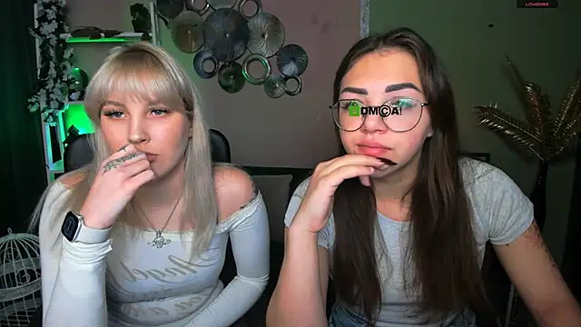 Snapshot of kiki_swan chatting on 22, 12, 2025 kiki swan online show from 22, 12, 2025