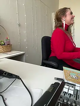 Juicy PeachLux online show from 9, 3, 2025