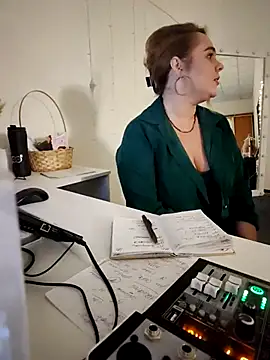 Juicy PeachLux online show from 16, 3, 2025