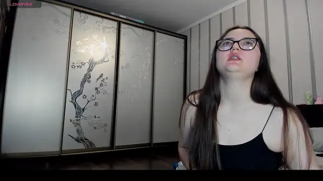 MiraLuccian online show from 17, 3, 2025