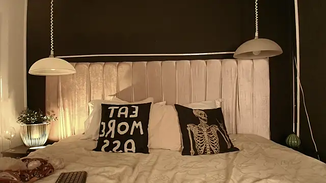 Zhally Dee online show from 10, 11, 2025