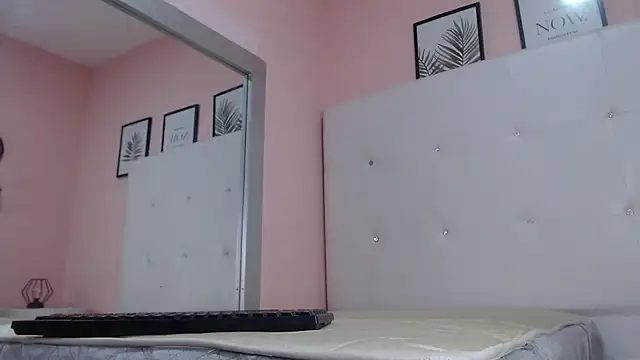 Snapshot of willow_smitt chatting on 30, 9, 2025 willow smitt online show from 30, 9, 2025