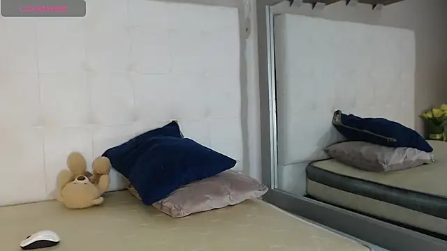 Snapshot of willow_smitt chatting on 5, 12, 2025 willow smitt online show from 5, 12, 2025