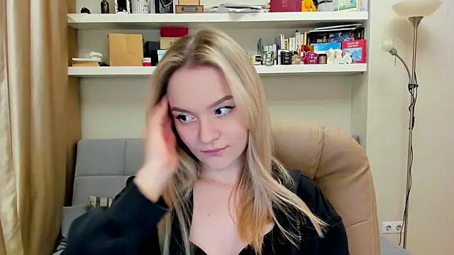 Snapshot of Kara_Smith_ chatting on 6, 3, 2025 Kara Smith online show from 6, 3, 2025