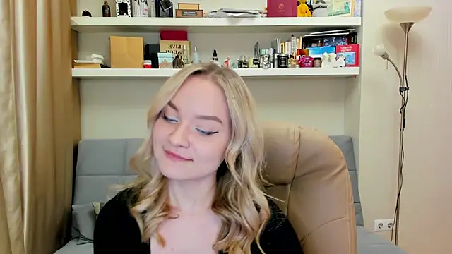 Snapshot of Kara_Smith_ chatting on 8, 3, 2025 Kara Smith online show from 8, 3, 2025