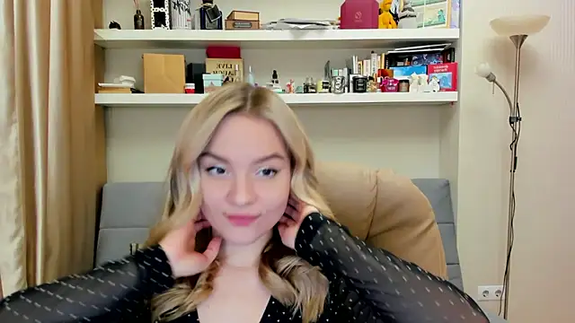 Snapshot of Kara_Smith_ chatting on 8, 3, 2025 Kara Smith online show from 8, 3, 2025