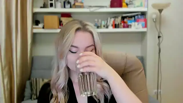 Snapshot of Kara_Smith_ chatting on 12, 9, 2025 Kara Smith online show from 12, 9, 2025