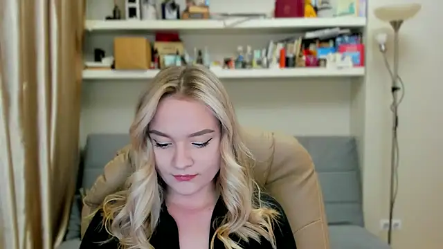 Snapshot of Kara_Smith_ chatting on 4, 10, 2025 Kara Smith online show from 4, 10, 2025