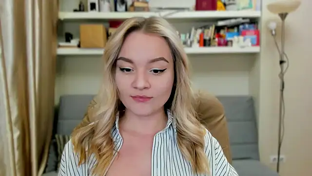 Snapshot of Kara_Smith_ chatting on 5, 10, 2025 Kara Smith online show from 5, 10, 2025