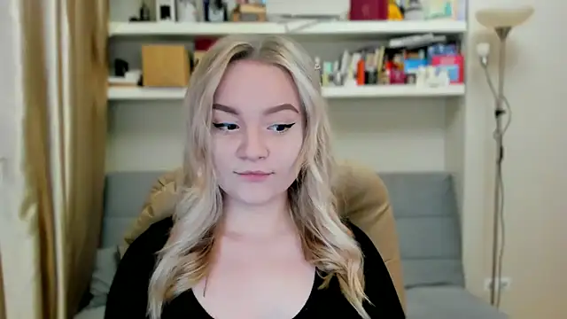 Snapshot of Kara_Smith_ chatting on 8, 10, 2025 Kara Smith online show from 8, 10, 2025