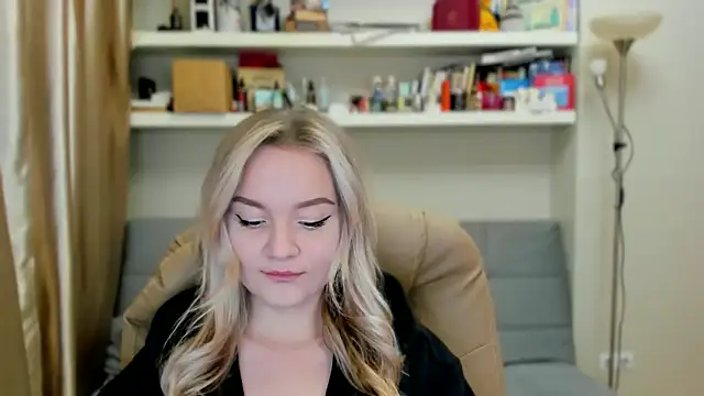 Snapshot of Kara_Smith_ chatting on 9, 10, 2025 Kara Smith online show from 9, 10, 2025