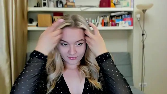 Snapshot of Kara_Smith_ chatting on 10, 10, 2025 Kara Smith online show from 10, 10, 2025