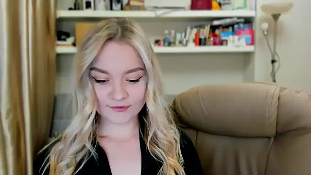 Snapshot of Kara_Smith_ chatting on 11, 10, 2025 Kara Smith online show from 11, 10, 2025