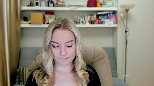 Snapshot of Kara_Smith_ chatting on 22, 10, 2025 Kara Smith online show from 22, 10, 2025