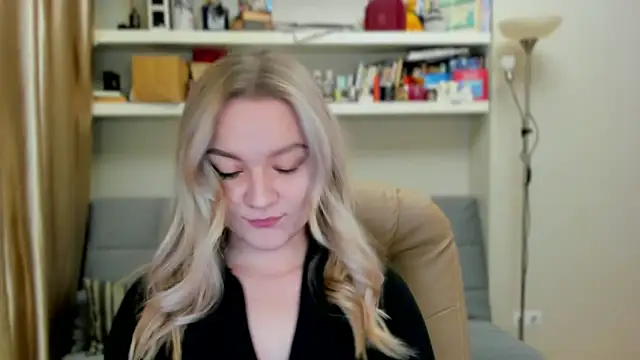 Snapshot of Kara_Smith_ chatting on 3, 11, 2025 Kara Smith online show from 3, 11, 2025