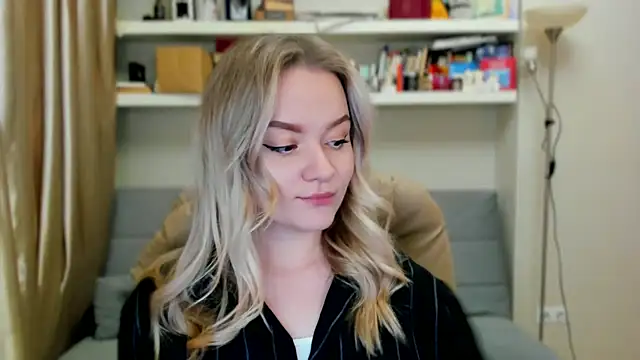 Snapshot of Kara_Smith_ chatting on 8, 11, 2025 Kara Smith online show from 8, 11, 2025