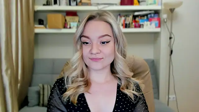 Snapshot of Kara_Smith_ chatting on 8, 11, 2025 Kara Smith online show from 8, 11, 2025