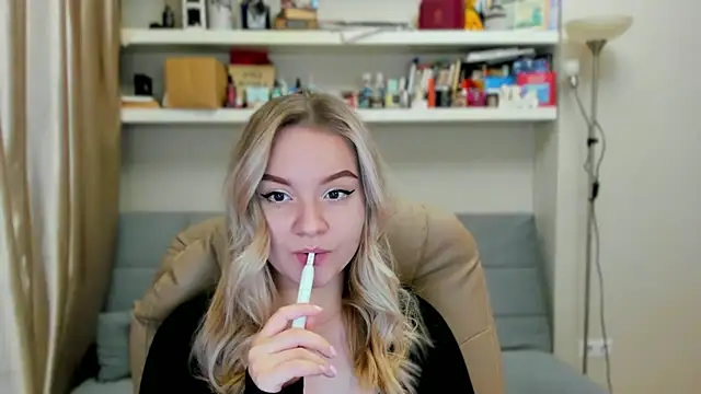 Snapshot of Kara_Smith_ chatting on 14, 11, 2025 Kara Smith online show from 14, 11, 2025