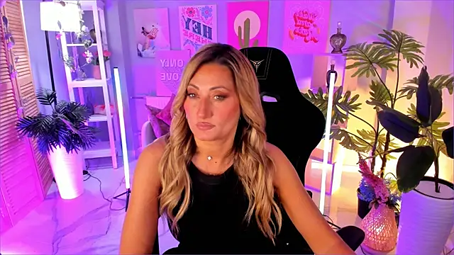 SarahAlluring online show from 18, 9, 2025