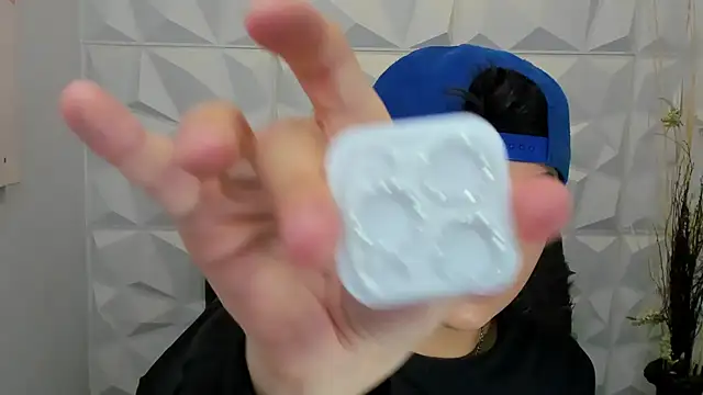 Snapshot of Sam_Daves chatting on 4, 12, 2025 Sam Daves online show from 4, 12, 2025