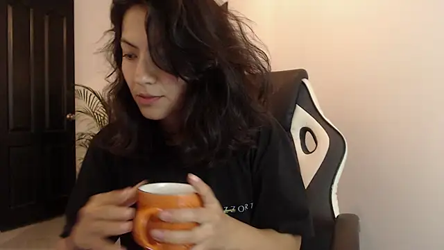 Snapshot of Asaray_T chatting on 11, 6, 2026 Asaray T online show from 11, 6, 2026