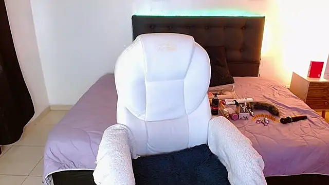 Snapshot of mia_velvet1 chatting on 28, 11, 2025 mia velvet1 online show from 28, 11, 2025