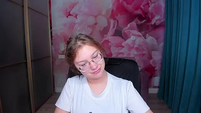 AngelinaLow online show from 9, 11, 2025