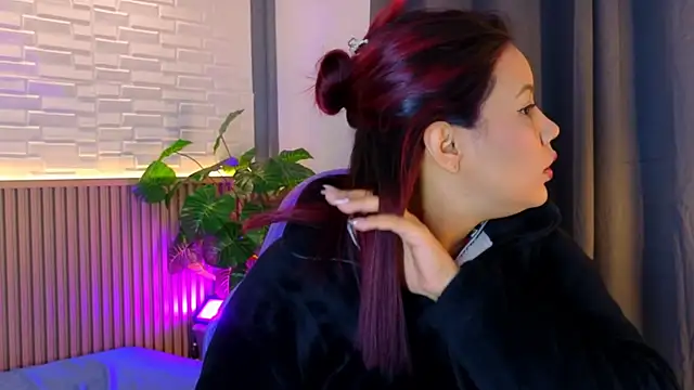 TiffanyWalk online show from 13, 11, 2025