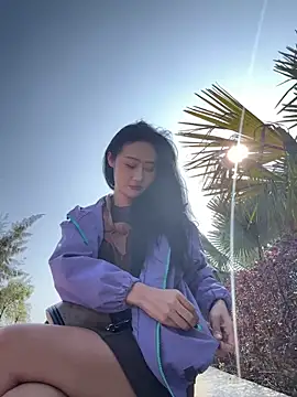 Snapshot of linger-23 chatting on 5, 12, 2025 linger-23 online show from 5, 12, 2025