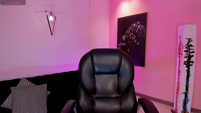 Snapshot of CandaseRussell chatting on 8, 9, 2025 CandaseRussell online show from 8, 9, 2025