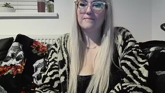 Snapshot of Sizzling_Indie36 chatting on 8, 10, 2025 Sizzling Indie36 online show from 8, 10, 2025