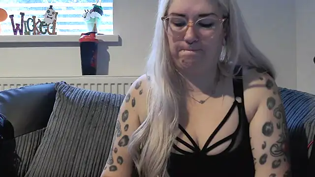 Snapshot of Sizzling_Indie36 chatting on 17, 10, 2025 Sizzling Indie36 online show from 17, 10, 2025