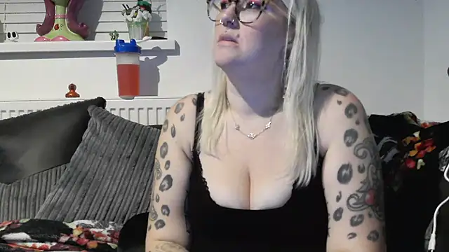 Snapshot of Sizzling_Indie36 chatting on 12, 11, 2025 Sizzling Indie36 online show from 12, 11, 2025