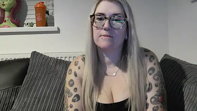 Snapshot of Sizzling_Indie36 chatting on 22, 11, 2025 Sizzling Indie36 online show from 22, 11, 2025