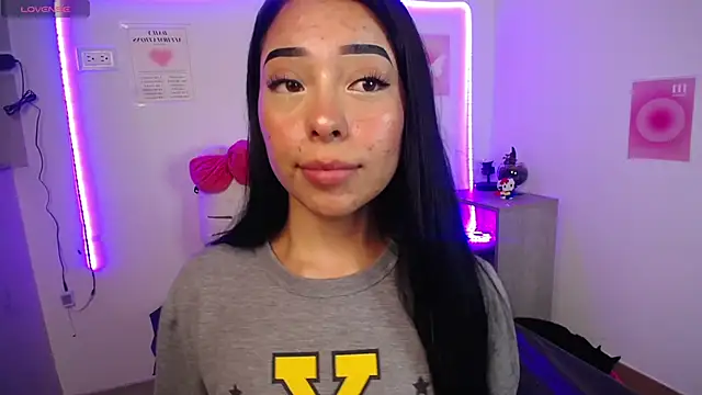 Emilybutterfly1 online show from 9, 9, 2025