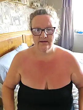 Snapshot of MissQueenBeex chatting on 24, 5, 2026 MissQueenBeex online show from 24, 5, 2026