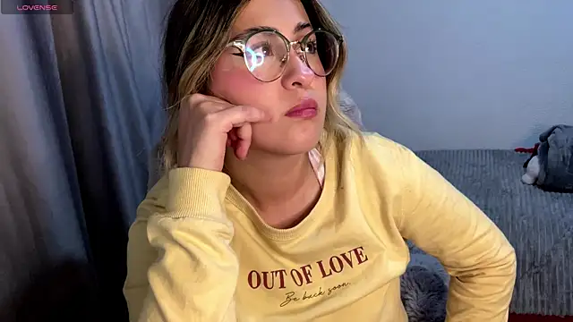 Snapshot of emma__bell_ chatting on 3, 11, 2025 emma bell online show from 3, 11, 2025