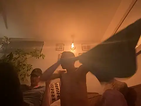 Snapshot of Chaud06_french chatting on 13, 4, 2026 Chaud06 french online show from 13, 4, 2026