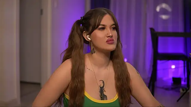 Snapshot of AryaDeluna chatting on 17, 11, 2025 AryaDeluna online show from 17, 11, 2025