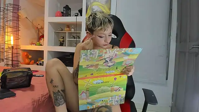 Snapshot of angels_petite_ chatting on 10, 9, 2025 angels petite online show from 10, 9, 2025