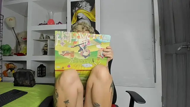 Snapshot of angels_petite_ chatting on 6, 10, 2025 angels petite online show from 6, 10, 2025
