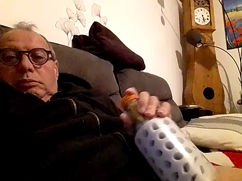 Snapshot of Vince072 chatting on 13, 10, 2025 Vince072 online show from 13, 10, 2025