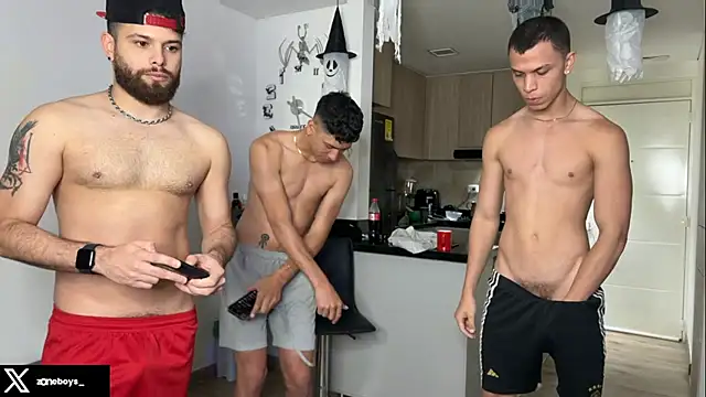 Snapshot of zoneboys chatting on 24, 10, 2025 zoneboys online show from 24, 10, 2025